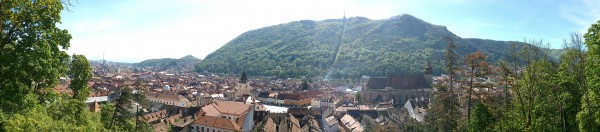 Brasov, z rozległym Starym Miastem i monumentalnym Czarnym Kościołem.