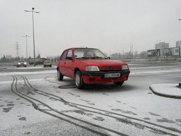 Korzystanie z zimowej pogody, zanim posypią solą.