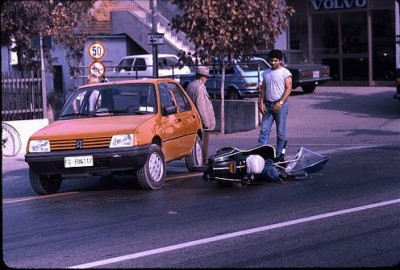 205 vs vespa.jpg