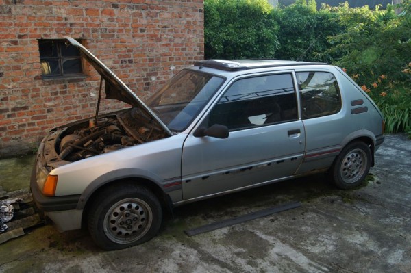 Marnujący się oryginalny Peugeot 205 GTI 1.6 z 1985 roku