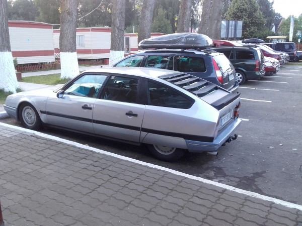 Które auto się wyróżnia na parkingu?