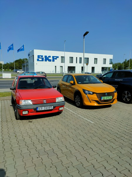 IMG20230527085931.jpg (4.03 MiB) Przejrzano 45642 razy Stare i nowe pod salonem Peugeota